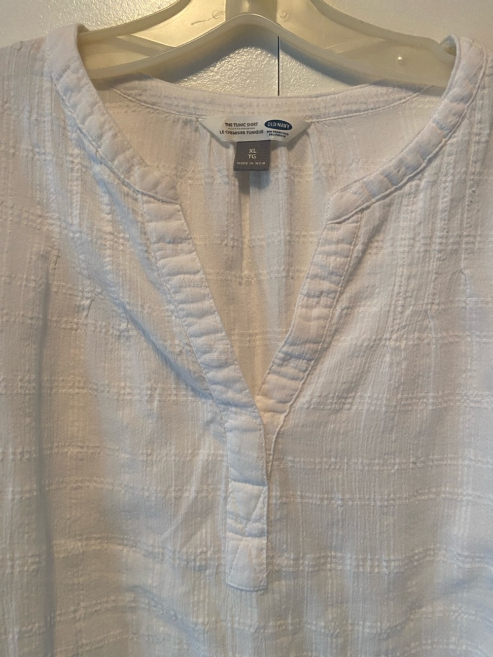Old Navy White Textured V-Neck Blouse - Picture 3 of 4